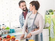 Couples affectueux faisant cuire ensemble photo libre de droits Couples affectueux faisant cuire ensemble photo libre de droits