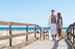 Couples affectueux marchant ensemble images libres de droits Couples affectueux marchant ensemble images libres de droits