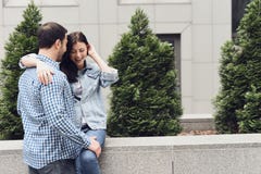 Couples affectueux étreignant se reposer sur le parapet image libre de droits Couples affectueux étreignant se reposer sur le parapet image libre de droits