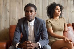 Couples africains de renversement frustrant dans la querelle ne parlant pas après figue photographie stock Couples africains de renversement frustrant dans la querelle ne parlant pas après figue photographie stock