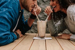 Couples aimants partageant le milkshake image stock Couples aimants partageant le milkshake image stock