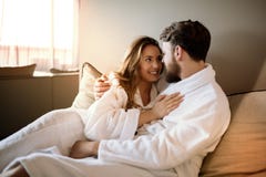 Couples appréciant le week-end de bien-être image stock Couples appréciant le week-end de bien-être image stock