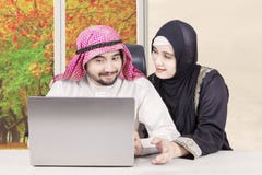 Couples Arabes ayant l'amusement à la maison Photo stock Couples Arabes ayant l'amusement à la maison Photo stock