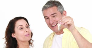 Couples attrayants heureux tenant la clé de nouvelle maison clips vidéos Couples attrayants heureux tenant la clé de nouvelle maison clips vidéos