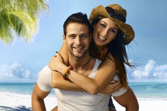 Couples attrayants sur la plage Photos libres de droits Couples attrayants sur la plage Photos libres de droits