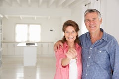 Couples aînés dans la maison neuve photographie stock Couples aînés dans la maison neuve photographie stock