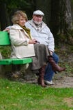 Couples aînés se reposant sur un banc photo libre de droits Couples aînés se reposant sur un banc photo libre de droits