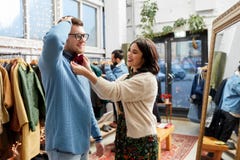 Couples choisissant le bowtie au magasin d'habillement de vintage Images libres de droits Couples choisissant le bowtie au magasin d'habillement de vintage Images libres de droits