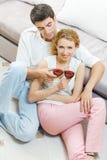 Couples célébrant avec du vin photographie stock libre de droits Couples célébrant avec du vin photographie stock libre de droits