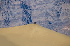 Couples d'amour - la vie de désert - montagnes à l'arrière-plan photographie stock libre de droits Couples d'amour - la vie de désert - montagnes à l'arrière-plan photographie stock libre de droits