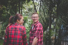Couples dans des mains de fixation d'amour datation d'ami et d'amie dans v image libre de droits Couples dans des mains de fixation d'amour datation d'ami et d'amie dans v image libre de droits
