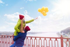 Couples dans l'amour en parc en automne images stock Couples dans l'amour en parc en automne images stock