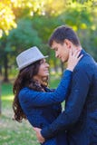 Couples dans l'amour flânant ensemble en beau parc image stock Couples dans l'amour flânant ensemble en beau parc image stock