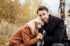 Couples dans l'amour marchant en parc, jour de valentines Un homme et une femme embrassent et baiser, un couple dans l'amour, des photo libre de droits Couples dans l'amour marchant en parc, jour de valentines Un homme et une femme embrassent et baiser, un couple dans l'amour, des photo libre de droits