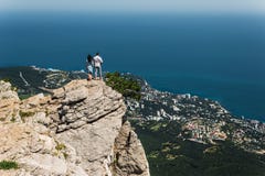Couples dans l'amour sur la falaise par la mer images libres de droits Couples dans l'amour sur la falaise par la mer images libres de droits