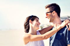 Couples dans l'amour étreignant affectueusement devant la mer image stock Couples dans l'amour étreignant affectueusement devant la mer image stock