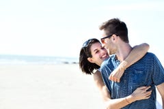 Couples dans l'amour étreignant affectueusement devant la mer image libre de droits Couples dans l'amour étreignant affectueusement devant la mer image libre de droits