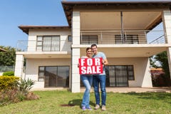 Couples dans la maison avant photos stock Couples dans la maison avant photos stock