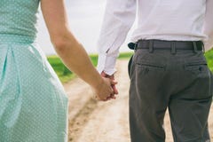 Couples de marche tenant des mains image libre de droits Couples de marche tenant des mains image libre de droits