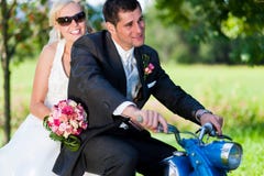 Couples de mariage sur une motocyclette images stock Couples de mariage sur une motocyclette images stock