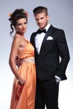 Couples de mode regardant l'appareil-photo image libre de droits Couples de mode regardant l'appareil-photo image libre de droits