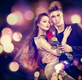 Couples de Valentine dans l'amour photographie stock libre de droits Couples de Valentine dans l'amour photographie stock libre de droits