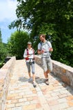 Couples des randonneurs appréciant le voyage photo stock Couples des randonneurs appréciant le voyage photo stock