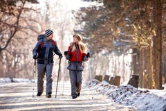 Couples des randonneurs marchant et parlant en nature photos stock Couples des randonneurs marchant et parlant en nature photos stock