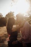 Couples embrassant au coucher du soleil en été photo stock Couples embrassant au coucher du soleil en été photo stock
