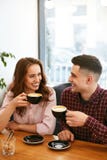 Couples en café potable de café photos libres de droits Couples en café potable de café photos libres de droits