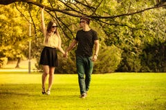 Couples faisant le tour par le parc Photographie stock libre de droits Couples faisant le tour par le parc Photographie stock libre de droits