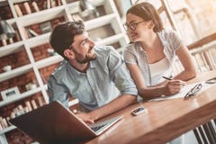 Couples fonctionnant en café image libre de droits Couples fonctionnant en café image libre de droits