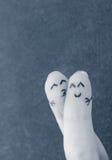 Couples heureux Deux doigts dans l'amour avec le smiley peint images libres de droits Couples heureux Deux doigts dans l'amour avec le smiley peint images libres de droits