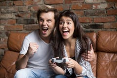 Couples heureux jouant des jeux vidéo ensemble à la maison photo stock Couples heureux jouant des jeux vidéo ensemble à la maison photo stock