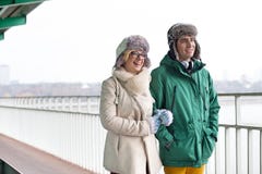 Couples heureux marchant sur le sentier piéton pendant l'hiver image stock Couples heureux marchant sur le sentier piéton pendant l'hiver image stock