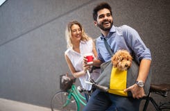 Couples heureux romantiques dans l'amour appr?ciant leur temps avec le chien dehors image stock Couples heureux romantiques dans l'amour appr?ciant leur temps avec le chien dehors image stock
