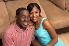 Couples heureux se reposant devant la fin de divan vers le haut image libre de droits Couples heureux se reposant devant la fin de divan vers le haut image libre de droits