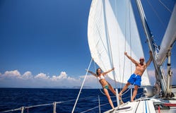 Couples heureux sur le voilier Couples heureux sur le voilier
