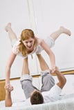 Couples jouant dans le bâti ensemble. images stock Couples jouant dans le bâti ensemble. images stock