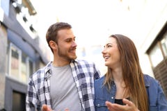 Couples marchant dans la rue parlant se regardant images libres de droits Couples marchant dans la rue parlant se regardant images libres de droits
