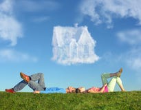 Couples menteur sur l'herbe et le collage de maison rêveuse images stock Couples menteur sur l'herbe et le collage de maison rêveuse images stock