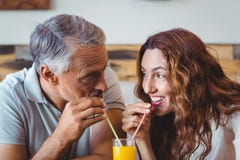 couples mignons ayant le verre de jus d'orange Photographie stock couples mignons ayant le verre de jus d'orange Photographie stock