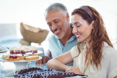 Couples mignons regardant des pâtisseries Photo libre de droits Couples mignons regardant des pâtisseries Photo libre de droits