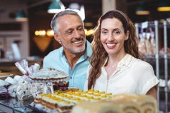 Couples mignons regardant des pâtisseries Photo stock Couples mignons regardant des pâtisseries Photo stock