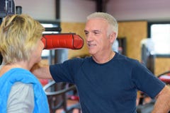 Couples mûrs de portrait dans le gymnase photographie stock Couples mûrs de portrait dans le gymnase photographie stock