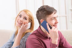 Couples parlant sur leurs smartphones image libre de droits Couples parlant sur leurs smartphones image libre de droits