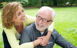 Couples plus anciens heureux riant dehors image libre de droits Couples plus anciens heureux riant dehors image libre de droits