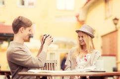 Couples prenant la photo de photo en café photo stock Couples prenant la photo de photo en café photo stock