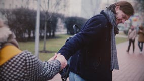 Couples romantiques caucasiens de sourire heureux de mouvement lent les jeunes partagent le temps d'amusement une date dehors ens banque de vidéos Couples romantiques caucasiens de sourire heureux de mouvement lent les jeunes partagent le temps d'amusement une date dehors ens banque de vidéos