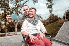Couples romantiques souriant et prenant les selfies mignons photo libre de droits Couples romantiques souriant et prenant les selfies mignons photo libre de droits